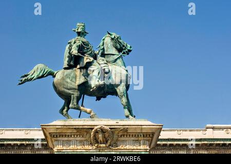 Il monumento equestre a Vittorio Emanuele II in Piazza del Duomo a Milano Foto Stock