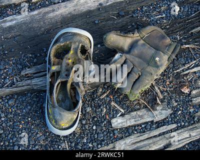 Scarpa smarrita + guanto, indossata nell'ex sito minerario Foto Stock