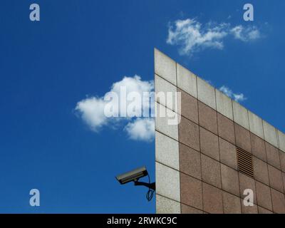 Telecamera di sorveglianza sul tetto dell'edificio che conduce ad un parcheggio in Lussemburgo, sfondo blu cielo Foto Stock