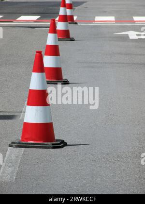 Quattro cappelli stradali rossi e bianchi per la chiusura della strada, dettaglio Foto Stock