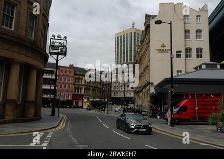 Newcastle upon Tyne, Regno Unito - 30 agosto 2023: Scena quotidiana all'incrocio di Sandhill Street. Foto Stock