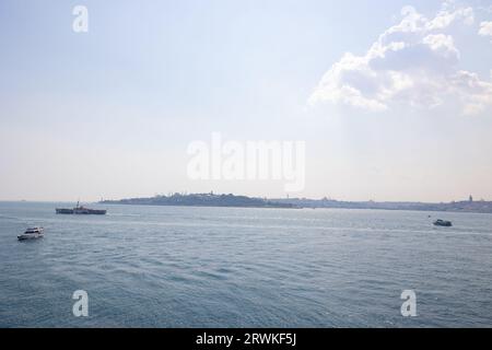 Traghetti e navi sul bosforo e sul paesaggio urbano di Istanbul. Vista panoramica di Istanbul da Kiz Kulesi o dalla Torre della Vergine. Foto Stock