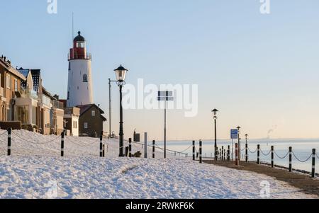 Faro di Urk Paesi Bassi durante l'inverno con neve nei Paesi Bassi. Urk Village durante l'inverno Foto Stock