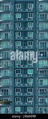 Primo piano di un condominio con finestre ordinate. Finestre condominiali disposte in modo ordinato. Foto Stock