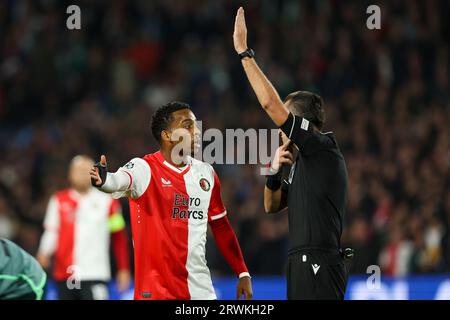 ROTTERDAM, PAESI BASSI - 19 SETTEMBRE: Quinten Timber (Feyenoord Rotterdam) e l'arbitro Irfan Peljto durante la UEFA Champions League 2023/2024 - Grou Foto Stock