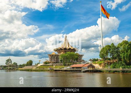 Nuovo edificio dell'Assemblea legislativa dello Stato di Sarawak a Kuching, Sarawak, Borneo, Malesia. Foto Stock