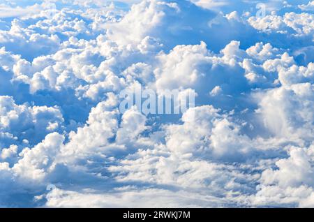 Cielo blu e nuvole bianche setose dalle forme impressionanti, viste in altezza Foto Stock