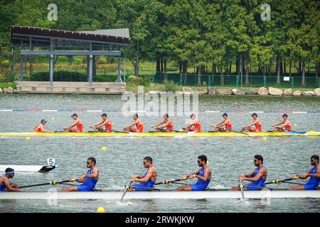 Hangzhou, provincia cinese di Zhejiang. 20 settembre 2023. Il Team China (top) e il team India gareggiano durante la gara preliminare di canottaggio maschile agli ottavi Giochi asiatici di Hangzhou, nella provincia di Zhejiang, nella Cina orientale, il 20 settembre 2023. Credito: Jiang Han/Xinhua/Alamy Live News Foto Stock