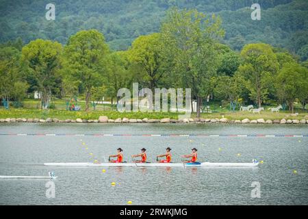 Hangzhou, provincia cinese di Zhejiang. 20 settembre 2023. Il Team China compete durante la gara preliminare di canottaggio femminile ai 19esimi Giochi asiatici di Hangzhou, nella provincia di Zhejiang, nella Cina orientale, il 20 settembre 2023. Credito: Jiang Han/Xinhua/Alamy Live News Foto Stock