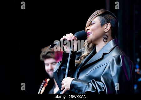 La cantante britannica Gabrielle si esibisce all'Eden Sessions in Cornovaglia. Foto Stock