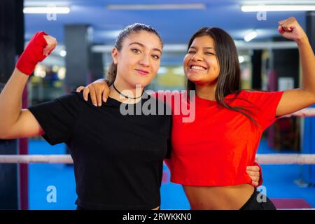 Due pugili multietnici ritratti in un anello di pugilato. Combattere lo sport. Foto Stock
