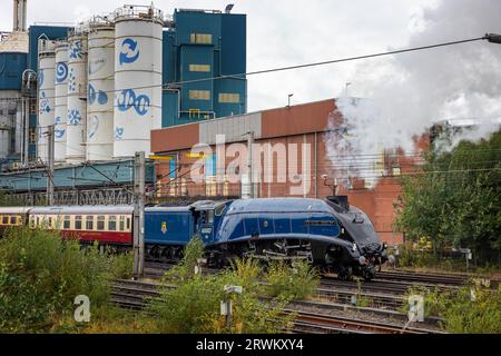 Mercoledì 20 settembre 2023 - Warrington, Cheshire, Inghilterra, Regno Unito - in un mercoledì mattina freddo, umido e ventoso, l'iconica locomotiva a vapore anni '1930 60007 'Sir Nigel Gresley' (dal nome del suo leggendario designer) è arrivata attraverso Bank Quay Station durante il suo viaggio a Carlisle da Chester. Crediti: John Hopkins/Alamy Live News Foto Stock