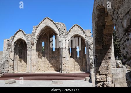 Rovine del coro della chiesa gotica della Vergine del Burgh nella città medievale di Rodi, isola di Rodi, Grecia Foto Stock