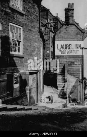 The Laurel Inn a Robin Hoods Bay, un villaggio sulla costa del North Yorkshire in Inghilterra. Fotografia d'epoca scattata nel 1926, da una collezione della famiglia Yorkshire. Foto Stock