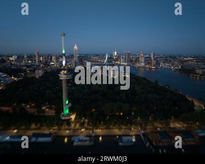 La torre di osservazione Euromast a Rotterdam, enfatizzando le sue caratteristiche uniche e la presenza iconica in città. Foto Stock