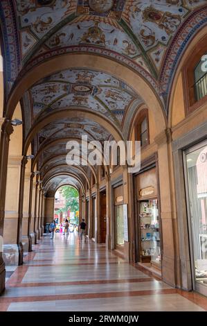Sopra i soffitti dei Portici di Piazza Cavour e in via Farini si trovano affreschi dipinti, un tipo di pittura murale che incorpora pigmenti di terra Foto Stock