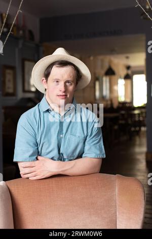 Tommy Jessop, attore britannico. È il primo attore con sindrome di Down a recitare in un dramma in prima serata della BBC, fotografato a Winchester, Inghilterra, Regno Unito Foto Stock