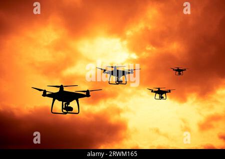 silhouette di droni in formazione Foto Stock