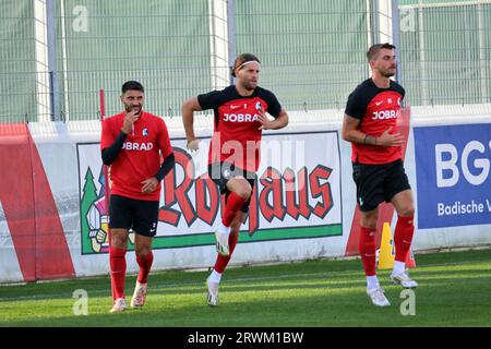 Friburgo, Deutschland. 20 settembre 2023. Nach seiner verletzungsbedingten Auswechslung ist Lucas Höler (SC Freiburg/Bildmitte) mit Vincenzo Grifo (SC Freiburg) und Maximilian Philipp (SC Freiburg) Zurück im Mannschaftstraining bei der Abschlusseinheit vor dem Auftakt der Fussball-Europa-League Olympiakos Piräus vs SC Freiburg Credit: dpa/Alamy Live News Foto Stock