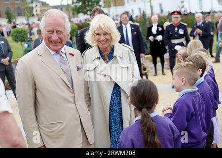 Foto datata 27/06/2023 del re Carlo III e della regina Camilla, che inizieranno la loro visita di stato rimandata in Francia mercoledì con un benvenuto cerimoniale all'Arco di Trionfo e un banchetto di stato alla Reggia di Versailles. Charles e Camilla viaggiano a Parigi e Bordeaux per una gita di tre giorni, sei mesi dopo la riprogrammazione a causa delle rivolte diffuse in tutto il paese. Più tardi nella settimana il re diventerà il primo monarca britannico a tenere un discorso dalla camera del Senato francese, ai senatori e ai membri dell'assemblea nazionale. Data di emissione: Mercoledì 20 settembre 2023. Foto Stock