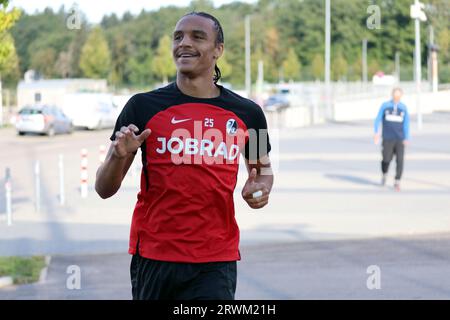 Friburgo, Deutschland. 20 settembre 2023. Kiliann Sildillia (SC Freiburg) läuft gut gelaunt zum Abschlusstraining zum Auftakt der Fussball-Europa-League Olympiakos Piräus vs SC Freiburg crediti: dpa/Alamy Live News Foto Stock