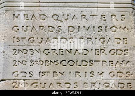 Londra, Regno Unito. The Guards Divisional Memorial (Harold Charlton Bradshaw / Gilbert Ledward; 1926) iscrizione Horse Guards Parade sulla fac meridionale Foto Stock