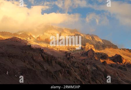 Monte montagna piste cielo blu. Parque Provincial Aconcagua, Mendoza Argentina. Foto Stock