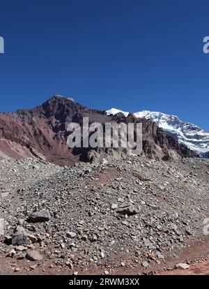 Monte montagna piste cielo blu. Parque Provincial Aconcagua, Mendoza Argentina. Foto Stock