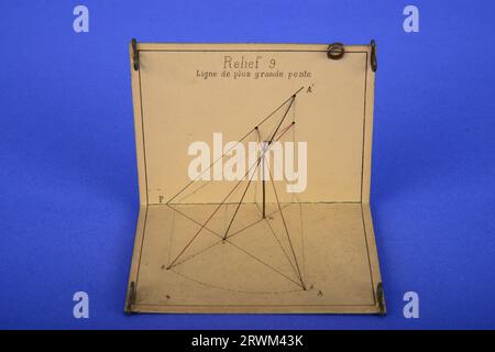 Modelli geometrici, impostati da A. Jullien, rilievo 9. 1986.0885.01. Foto Stock