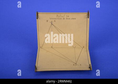 Modelli geometrici, impostati da A. Jullien, rilievo 14. 1986.0885.01. Foto Stock