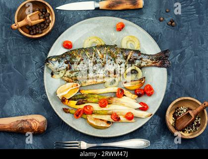 Trota alla griglia preparata con asparagi. Pesce salmone al forno. Vista dall'alto. Foto Stock