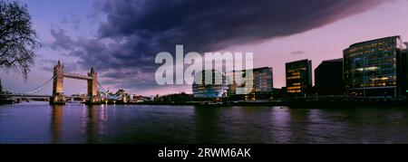Vista panoramica della città di Londra, del Tower Bridge e del Tamigi al tramonto Foto Stock