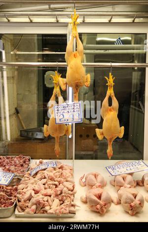 Pollo fresco in vendita al mercato municipale centrale di Varvakios, Atene, Grecia Foto Stock