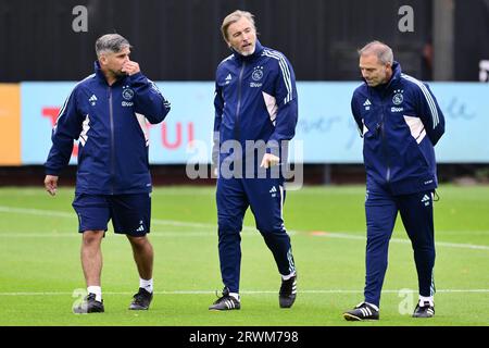 AMSTERDAM - Said Bakkati, Richard Witschge, Maurice Steijn durante una sessione di allenamento dell'Ajax Amsterdam in vista della partita di Europa League contro l'Olympique Marsiglia al complesso sportivo De Toekomst il 20 settembre 2023 ad Amsterdam, nei Paesi Bassi. ANP OLAF KRAAK Foto Stock