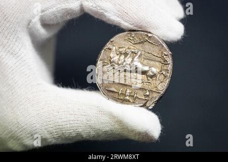 Londra, Regno Unito. 20 settembre 2023. Un membro dello staff presenta una moneta greca in dekadrachm d'argento da Siracusa, coniata intorno al 405 a.C., firmata dal celebre artista Kimon, (circa £ 400,000-600,000). La moneta proviene dalla Sicilia quando l'isola era una colonia greca e raffigura un auriga sul dritto e la testa di Arethusa sul retro. Sarà venduto all'asta da Morton & Eden Ltd a Londra il 26-27 settembre, con un totale di £ 4 milioni. Crediti: Stephen Chung / Alamy Live News Foto Stock