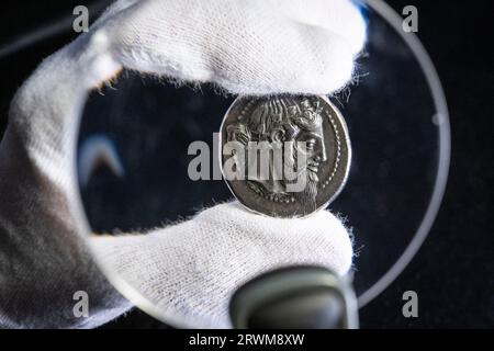 Londra, Regno Unito. 20 settembre 2023. Un membro dello staff presenta una moneta greca tetradrachm d'argento, dalla città di Naxos, coniata intorno al 460 a.C., attribuita al Maestro Aitna, (circa £ 400,000-600,000). La moneta proviene dalla Sicilia quando l'isola era una colonia greca e raffigura la testa del dio del vino Dioniso sul dritto e il suo compagno boschivo, il Sileno ubriaco, sul retro. Sarà venduto all'asta da Morton & Eden Ltd a Londra il 26-27 settembre, con un totale di £ 4 milioni. Crediti: Stephen Chung / Alamy Live News Foto Stock