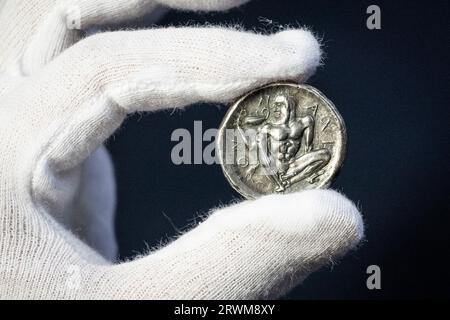 Londra, Regno Unito. 20 settembre 2023. Un membro dello staff presenta una moneta greca tetradrachm d'argento, dalla città di Naxos, coniata intorno al 460 a.C., attribuita al Maestro Aitna, (circa £ 400,000-600,000). La moneta proviene dalla Sicilia quando l'isola era una colonia greca e raffigura la testa del dio del vino Dioniso sul dritto e il suo compagno boschivo, il Sileno ubriaco, sul retro. Sarà venduto all'asta da Morton & Eden Ltd a Londra il 26-27 settembre, con un totale di £ 4 milioni. Crediti: Stephen Chung / Alamy Live News Foto Stock