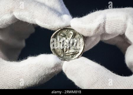 Londra, Regno Unito. 20 settembre 2023. Un membro dello staff presenta una moneta greca tetradrachm d'argento, dalla città di Naxos, coniata intorno al 460 a.C., attribuita al Maestro Aitna, (circa £ 400,000-600,000). La moneta proviene dalla Sicilia quando l'isola era una colonia greca e raffigura la testa del dio del vino Dioniso sul dritto e il suo compagno boschivo, il Sileno ubriaco, sul retro. Sarà venduto all'asta da Morton & Eden Ltd a Londra il 26-27 settembre, con un totale di £ 4 milioni. Crediti: Stephen Chung / Alamy Live News Foto Stock