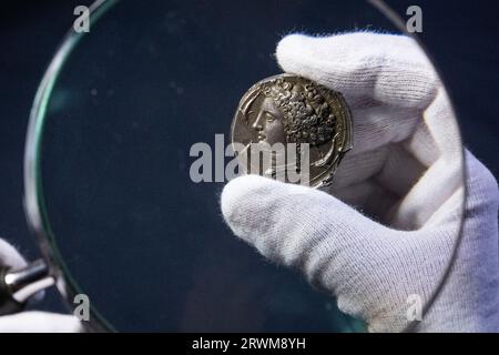 Londra, Regno Unito. 20 settembre 2023. Un membro dello staff presenta una moneta greca in dekadrachm d'argento da Siracusa, coniata intorno al 405 a.C., firmata dal celebre artista Kimon, (circa £ 400,000-600,000). La moneta proviene dalla Sicilia quando l'isola era una colonia greca e raffigura un auriga sul dritto e la testa di Arethusa sul retro. Sarà venduto all'asta da Morton & Eden Ltd a Londra il 26-27 settembre, con un totale di £ 4 milioni. Crediti: Stephen Chung / Alamy Live News Foto Stock