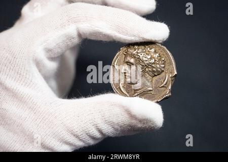 Londra, Regno Unito. 20 settembre 2023. Un membro dello staff presenta una moneta greca in dekadrachm d'argento da Siracusa, coniata intorno al 405 a.C., firmata dal celebre artista Kimon, (circa £ 400,000-600,000). La moneta proviene dalla Sicilia quando l'isola era una colonia greca e raffigura un auriga sul dritto e la testa di Arethusa sul retro. Sarà venduto all'asta da Morton & Eden Ltd a Londra il 26-27 settembre, con un totale di £ 4 milioni. Crediti: Stephen Chung / Alamy Live News Foto Stock