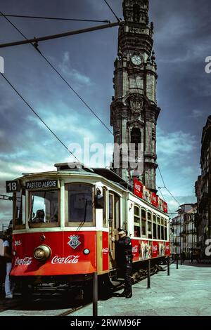 Tram d'epoca di Porto, Portogallo, nel centro storico della città Foto Stock