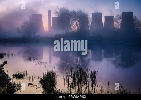 L'alba nebbiosa sul fiume e Ratcliffe su Soar, grandi torri di raffreddamento per centrali elettriche a carbone Foto Stock