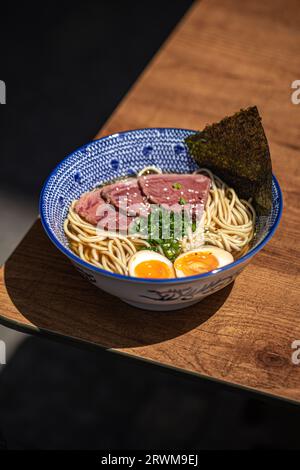 Zuppa di noodle di ramen giapponese con pastrami di manzo Foto Stock