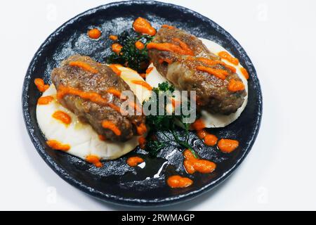 kebab di agnello o formaggio di manzo in stile mediterraneo medio orientale con salsa harissa su sfondo bianco Foto Stock