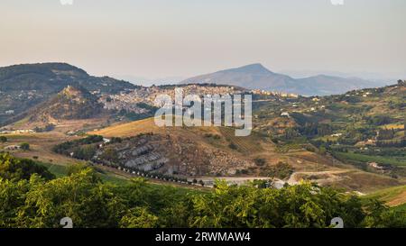 La Sicilia, una vista del villaggio di Calatafimi Segesta in un paesaggio montuoso, a nord-ovest dell'isola vicino all'antica città di Segesta, Italia, Europa. Foto Stock