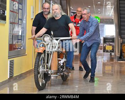 Tabor, Repubblica Ceca. 20 settembre 2023. Probabilmente l'unica moto a vapore funzionante in Europa realizzata da Ladislav Sedivy (foto), un designer e amante dei motori a vapore, di Roudna nel distretto di Tabor, nella regione della Boemia meridionale, è stata presentata a Tabor il 20 settembre 2023. Crediti: Lubos Pavlicek/CTK Photo/Alamy Live News Foto Stock