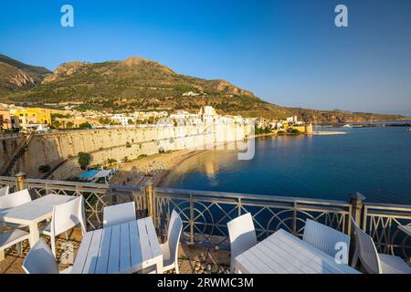 Spiaggia cittadina di Castellammare del Golfo all'alba. Costa della Sicilia nord-occidentale. Foto Stock