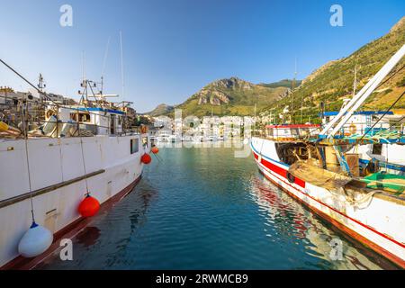 Castellammare del Golfo in Sicilia, porto con barche da pesca al mattino, Italia, Europa. Foto Stock