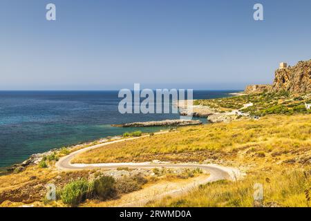 La costa del mare nel nord-ovest della Sicilia. Foto Stock