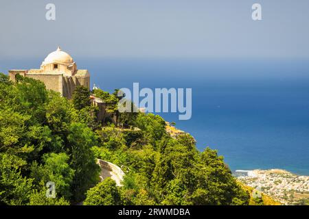 Vista panoramica dalla città di Erice sulla costa del mare con la Chiesa di San Giovanni Battista in Sicilia, Italia, Europa. Foto Stock